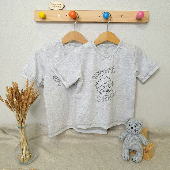 Футболка на двух кнопках, серая с принтом MONS арт.Ф-165-4