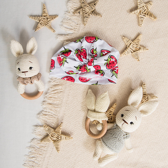 Шапочка детская для девочки "Солоха" №Б-283 клубничка